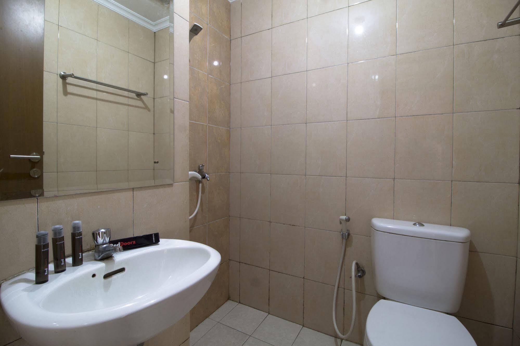 Reddoorz Apartment @ Margonda Residence Depok Dış mekan fotoğraf